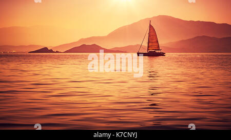 Segelboot in schöne Milde orange Sonnenuntergang Licht, Segeln im Mittelmeer, Sommerurlaub in der Türkei Stockfoto