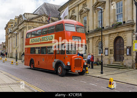 Vintage red Double Decker Bus außerhalb der Sitzungen Haus, Northampton, UK; die Fahrten als Teil eines Erbes öffnen Wochenende Stockfoto