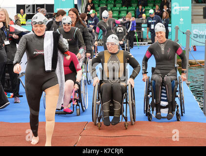 Weibliche Athleten bereiten sich in der para während Schwimmen Serpentine im Hyde Park, London schwimmen. Stockfoto