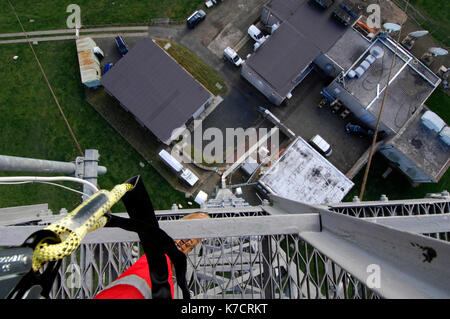 Antenne Monteure und Ingenieure arbeiten an einer Telekommunikation Telekommunikation sender Mast nach unten hoch gefährlichen Job in Höhen, die Arbeit suchen. Stockfoto