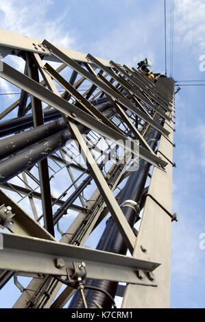 Antenne Monteure und Ingenieure arbeiten an einer Telekommunikation Telekommunikation sender Mast nach unten hoch gefährlichen Job in Höhen, die Arbeit suchen. Stockfoto