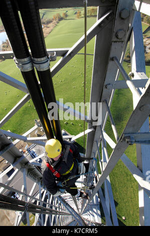 Antenne Monteure und Ingenieure arbeiten an einer Telekommunikation Telekommunikation sender Mast nach unten hoch gefährlichen Job in Höhen, die Arbeit suchen. Stockfoto