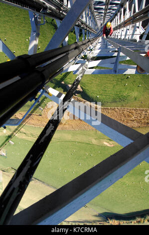 Antenne Monteure und Ingenieure arbeiten an einer Telekommunikation Telekommunikation sender Mast nach unten hoch gefährlichen Job in Höhen, die Arbeit suchen. Stockfoto