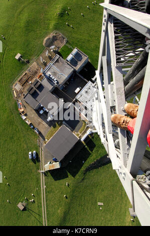 Antenne Monteure und Ingenieure arbeiten an einer Telekommunikation Telekommunikation sender Mast nach unten hoch gefährlichen Job in Höhen, die Arbeit suchen. Stockfoto