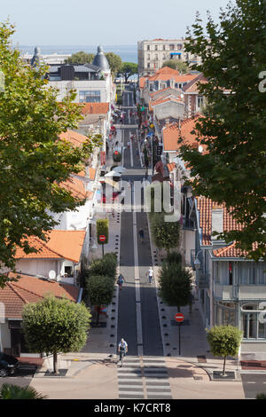 Rue du Maréchal de Lattre de Tassigny, Arcachon, Frankreich. Stockfoto