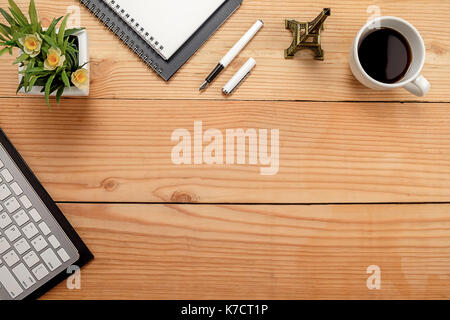 Büro Schreibtisch Tabelle mit Diagramm rechner Notebook pen Brillen und Blume. Ansicht von oben mit der Kopie Raum (selektive Fokus) Stockfoto