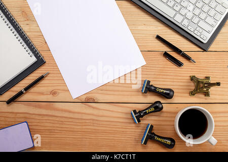 Büro Schreibtisch Tabelle mit Diagramm rechner Notebook pen Brillen und Blume. Ansicht von oben mit der Kopie Raum (selektive Fokus) Stockfoto