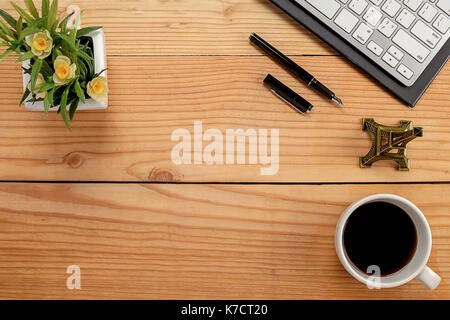 Büro Schreibtisch Tabelle mit Diagramm rechner Notebook pen Brillen und Blume. Ansicht von oben mit der Kopie Raum (selektive Fokus) Stockfoto