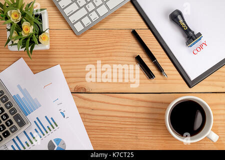 Büro Schreibtisch Tabelle mit Diagramm rechner Notebook pen Brillen und Blume. Ansicht von oben mit der copy Space% 28 selektiven Fokus % 29. Stockfoto