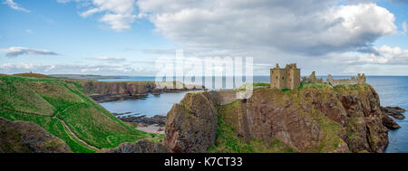 Panorama von Dunnottar Castle und Nordseeküste, Stonehaven, Schottland Stockfoto