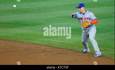 Die New York Yankees, die auf der New York Mets während Spiel 2 der 2017 U-Serie im Yankee Stadium mit: Neil Walker Wo: Bronx, New York, United States Wann: 15 Aug 2017 Quelle: WENN.com Stockfoto