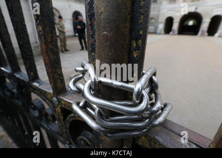 Eine bewaffnete Polizisten und Soldaten hinter verschlossenen Tore am Eingang der Horse Guards in Whitehall, London, als Betrieb Temperer erlassen nach Sicherheit Experten warnten Terroranschlag unmittelbar bevorstehen könnte. Stockfoto