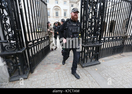 Bewaffnete Polizisten und Soldaten an, die den Eingang der Horse Guards in Whitehall, London, als Betrieb Temperer erlassen nach Sicherheit Experten warnten Terroranschlag unmittelbar bevorstehen könnte. Stockfoto