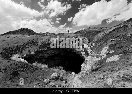 Schwarze und weiße Landschaft. Eine Person, die ein Bild auf einer Reise zum Vulkan Ätna, Sizilien, Italien Stockfoto