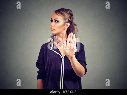 Closeup Portrait verärgert böse Frau mit schlechten Haltung geben sprechen zur Verfügung Geste mit der Handfläche nach außen isolierten graue Wand Hintergrund. Negativen menschlichen emo Stockfoto