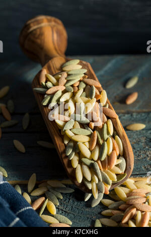 Trockene organische Tricolor Orzo Pasta in eine Schüssel geben. Stockfoto