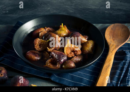 Hausgemachte süße Nachspeise glasierten Feigen in einer Weinsauce Stockfoto