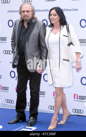 Foto muss Gutgeschrieben © Alpha Presse 080004 01/07/2016 Barry Gibb und Frau Linda Gray Nordoff Robbins O2 Silber Notenschlüssel Awards 2016 im Grosvenor House Hotel in der Park Lane, London statt. Stockfoto