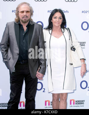 Foto muss Gutgeschrieben © Alpha Presse 080004 01/07/2016 Barry Gibb und Frau Linda Gray Nordoff Robbins O2 Silber Notenschlüssel Awards 2016 im Grosvenor House Hotel in der Park Lane, London statt. Stockfoto