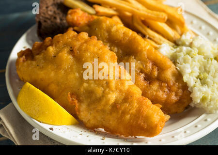 Hausgemachtes Bier zerschlagene Fisch Braten mit Krautsalat und Pommes Frites Stockfoto