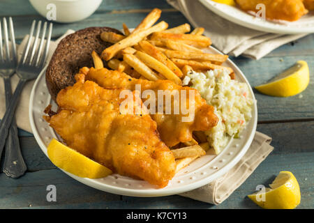 Hausgemachtes Bier zerschlagene Fisch Braten mit Krautsalat und Pommes Frites Stockfoto