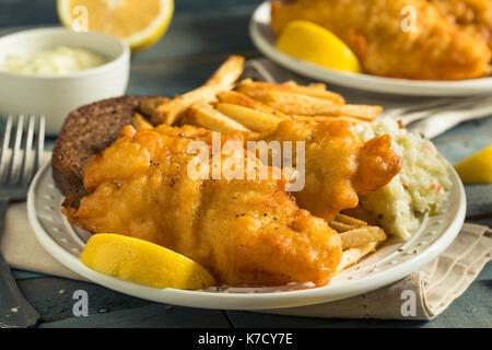 Hausgemachtes Bier zerschlagene Fisch Braten mit Krautsalat und Pommes Frites Stockfoto