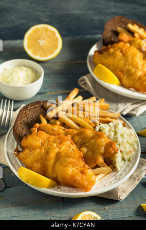 Hausgemachtes Bier zerschlagene Fisch Braten mit Krautsalat und Pommes Frites Stockfoto