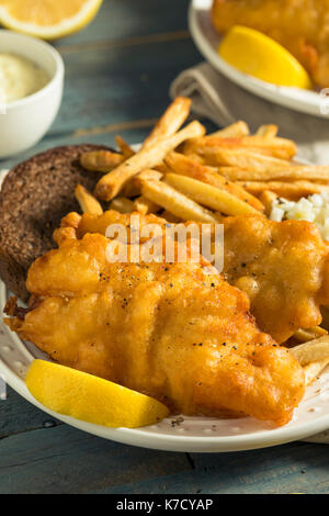 Hausgemachtes Bier zerschlagene Fisch Braten mit Krautsalat und Pommes Frites Stockfoto