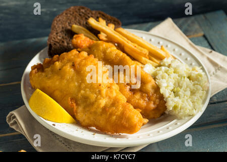 Hausgemachtes Bier zerschlagene Fisch Braten mit Krautsalat und Pommes Frites Stockfoto