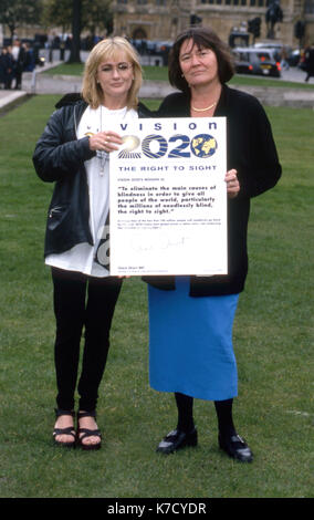 Foto muss Gutgeschrieben © Alpha Presse 035196 Februar 1999 Caroline Aherne und Clare Short an der Vision 200 Nächstenliebe Starten in Westminster, London. Stockfoto