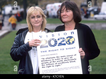 Foto muss Gutgeschrieben © Alpha Presse 035196 Februar 1999 Caroline Aherne und Clare Short an der Vision 200 Nächstenliebe Starten in Westminster, London. Stockfoto