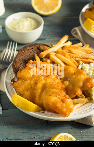 Hausgemachtes Bier zerschlagene Fisch Braten mit Krautsalat und Pommes Frites Stockfoto