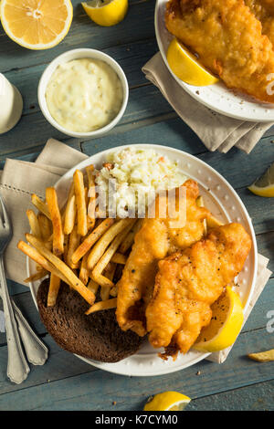 Hausgemachtes Bier zerschlagene Fisch Braten mit Krautsalat und Pommes Frites Stockfoto