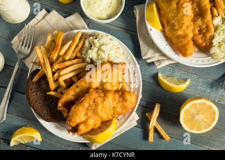 Hausgemachtes Bier zerschlagene Fisch Braten mit Krautsalat und Pommes Frites Stockfoto