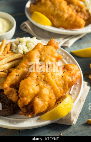 Hausgemachtes Bier zerschlagene Fisch Braten mit Krautsalat und Pommes Frites Stockfoto