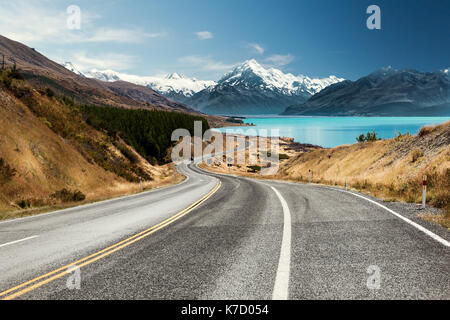 Malerische Straße zum Mount Cook, entlang des Lake Pukaki Stockfoto