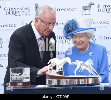 Foto muss Gutgeschrieben © Alpha Presse 079965 04/06/2016 Global Managing Director von Investec Bernard Kantor Queen Elizabeth II im Derby Tag während der investec Derby Festival 2016 in Epsom Downs Racecourse in Epsom, Surrey. Stockfoto