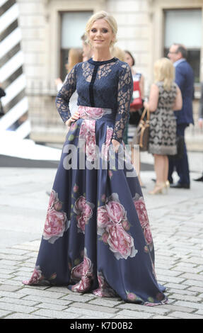 Foto muss Gutgeschrieben © Alpha Presse 08000107/06/2016 Emilia Fox an der Königlichen Akademie der Künste Sommer Ausstellung 2016 VIP-Vorschau werden an der Royal Academy in London. Stockfoto