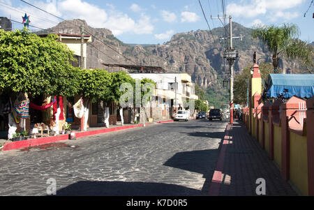 Tepoztlan, Morelos, Mexiko - 2013: eine Straße im historischen Zentrum der Stadt, mit der Pirámide de Berg im Hintergrund. Stockfoto