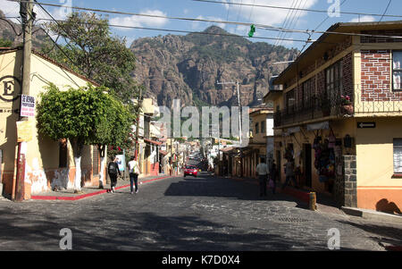 Tepoztlan, Morelos, Mexiko - 2013: eine Straße im historischen Zentrum der Stadt, mit der Pirámide de Berg im Hintergrund. Stockfoto