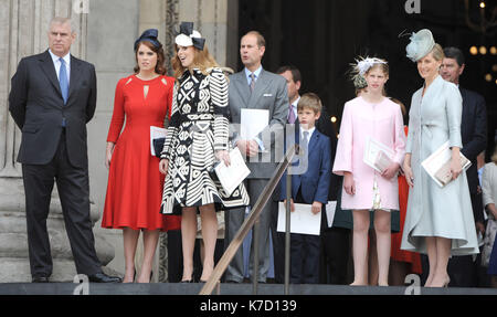 Foto muss Gutgeschrieben © Alpha Presse 079965 10/06/2016 Prinz Andrew, Herzog von York Prinzessin Eugenie Prinzessin Beatrice Prince Edward Earl of Wessex Viscount Severn James Alexander Philip Theo Mountbatten Windsor Lady Louise Windsor und Sophie Gräfin von Wessex am nationalen Service von Thanksgiving im St Pauls Kathedrale in London während der 90. Geburtstag der Königin statt. Stockfoto