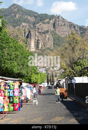 Tepoztlan, Morelos, Mexiko - 2013: eine Straße im historischen Zentrum der Stadt, mit der Pirámide de Berg im Hintergrund. Stockfoto