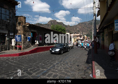 Tepoztlan, Morelos, Mexiko - 2013: eine Straße im historischen Zentrum der Stadt, mit der Pirámide de Berg im Hintergrund. Stockfoto