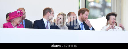Foto muss Gutgeschrieben © Alpha Presse 079965 12/06/2016 Königin Elizabeth II Prince Edward Prinz William Herzog von Cambridge Prinz Harry Zara Phillips Mike Tindall Prinzessin Anne die Gönner Mittagessen 2016 während der Feierlichkeiten zum 90. Geburtstag der Königin der Mall London Stockfoto