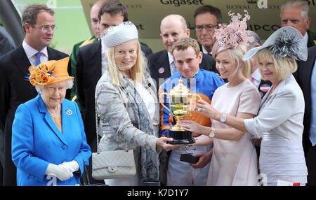 Foto muss Gutgeschrieben © Alpha Presse 079965 16/06/2016 Queen Elizabeth II präsentiert die Trophäe zu Jockey Ryan Moore und Verbindungen nach Führung um St. Georg zum Sieg in der Gold Cup zu Ehren der 90. Geburtstag der Königin am Ladies Day Royal Ascot 2016 Ascot Racecourse, Ascot, Berkshire Stockfoto