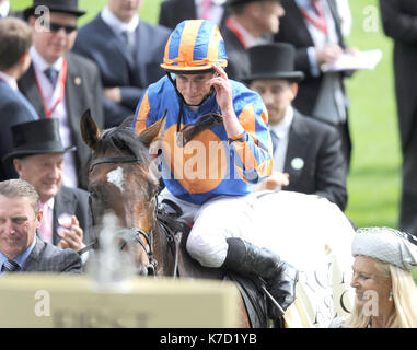 Foto muss Gutgeschrieben © Alpha Presse 079965 16/06/2016 Jockey Ryan Moore, feiert an Bord um St. Georg nach dem Gewinn der Gold Cup zu Ehren der 90. Geburtstag der Königin am Ladies Day Royal Ascot 2016 Ascot Racecourse, Ascot, Berkshire Stockfoto