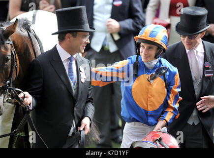 Foto muss Gutgeschrieben © Alpha Presse 079965 16/06/2016 Jockey Ryan Moore, feiert an Bord um St. Georg nach dem Gewinn der Gold Cup zu Ehren der 90. Geburtstag der Königin am Ladies Day Royal Ascot 2016 Ascot Racecourse, Ascot, Berkshire auch dargestellt ist Trainer Aidan O'Brien hinten rechts Stockfoto