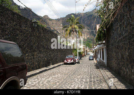 Tepoztlan, Morelos, Mexiko - 2013: eine Straße im historischen Zentrum der Stadt, mit der Pirámide de Berg im Hintergrund. Stockfoto