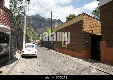 Tepoztlan, Morelos, Mexiko - 2013: eine Straße im historischen Zentrum der Stadt, mit der Pirámide de Berg im Hintergrund. Stockfoto