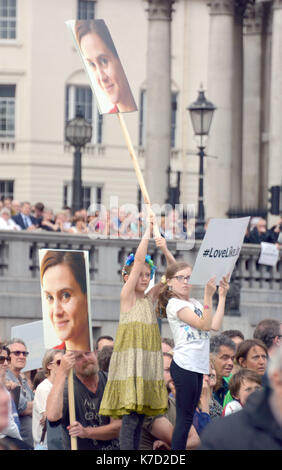 Foto muss Gutgeschrieben © Alpha Presse 066465 22/06/2016 Gedenkfeier für ermordete Labour MP Jo Cox am Trafalger Square in London. Was hätte sie der 42. Geburtstag, Labour MP Jo Cox ist weltweit in einer Reihe von # moreincommon Events heute erinnert. Die Labour-abgeordnete für Batley und Spen erschossen wurde und auf der Straße am 16. Juni erstochen und später starb. Ein Fonds, der in ihrem Namen über € 1,23 M GBP zu Datum angehoben. Stockfoto